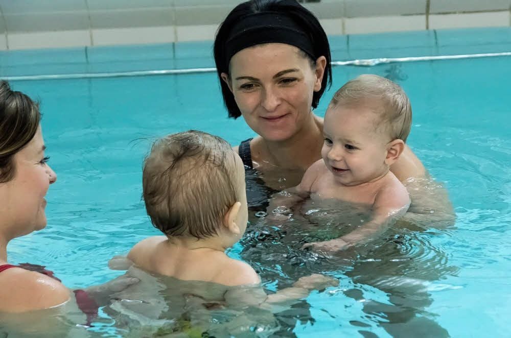 Mutter Doreen Ernst geht mit ihrem sieben Monate alten Sohn Theo zum Babyschwimmen ins Klinikum.