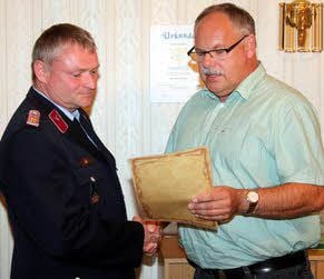 Gerald Matthies ist ab Oktober stellvertretender Stadtwehrleiter in Annaburg. Klaus-Rüdiger Neubauer überreicht die Urkunde.