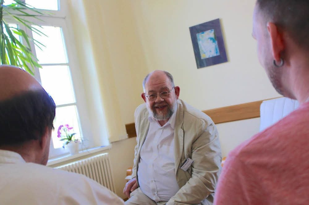 Chefarzt Stephan Gantz erklärt beim Tag der offenen Tür, wie Erkrankte in der Tagesklinik für Psychiatrie und Psychotherapie in Wolfen behandelt werden können.