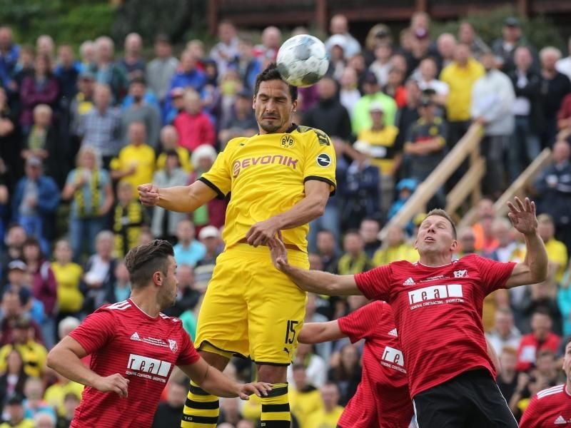 BVB-Rückkehrer Mats Hummels (M) gewinnt das Kopfballduell gegen Andreas Michel (l-r), Markus Greulich und Jan Adelmann vom FC Schweinberg. Foto: Karl-Josef Hildenbrand