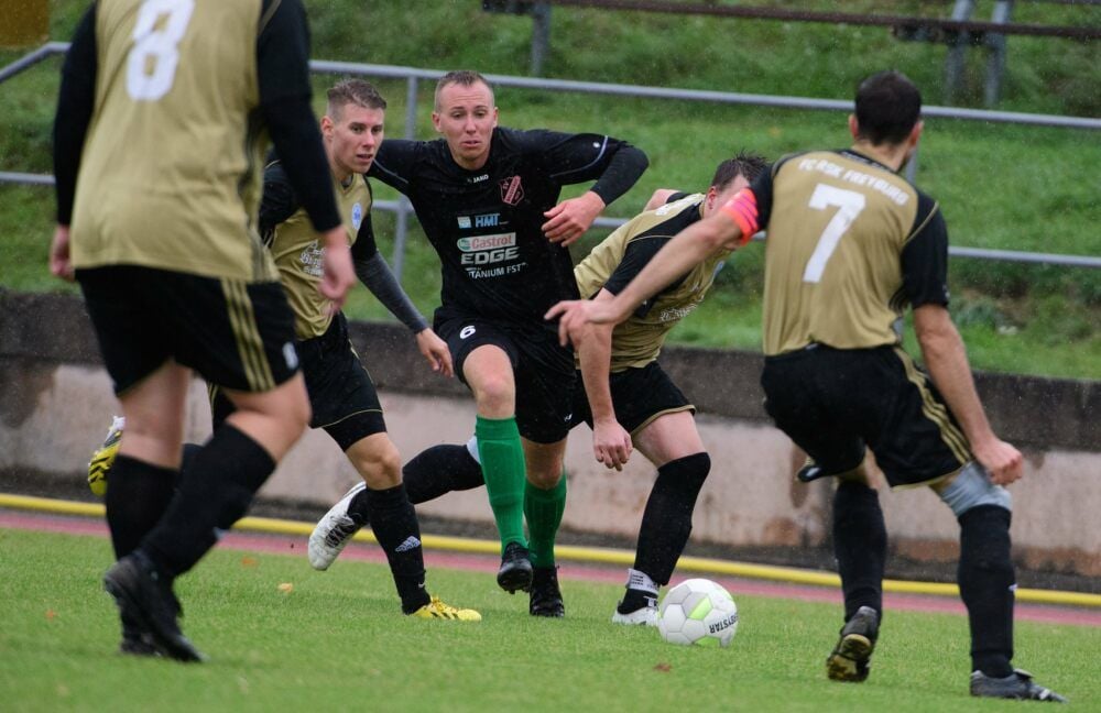 Johannes Schmidt, der im „kleinen“ Unstrutderby in Laucha zwei Treffer der Gastgeber vorbereitete, wird hier von gleich vier Freyburgern, darunter Kapitän Lars Sauer (r.), umringt.
