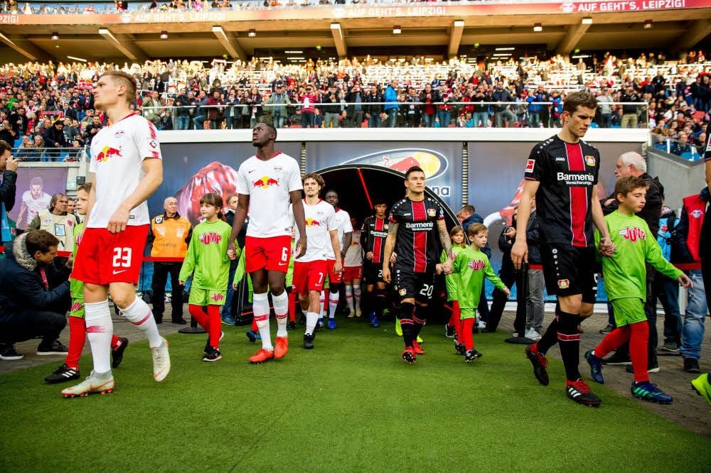 Der Jahmoer Jeremy Euschen (rechts) durfte Sven Bender von Bayer Leverkusen aufs Spielfeld führen.