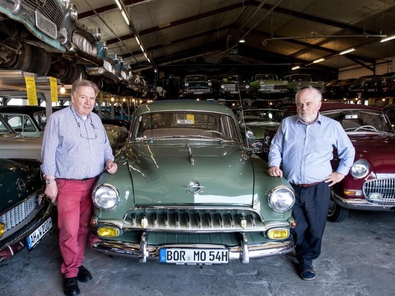 Die Brüder Martin (l) und Josef Degener wollen von jedem Opel-Modell zwischen 1948 bis in die 80er-Jahre mindestens ein fertig restauriertes Exemplar besitzen. Foto: Federico Gambarini/dpa