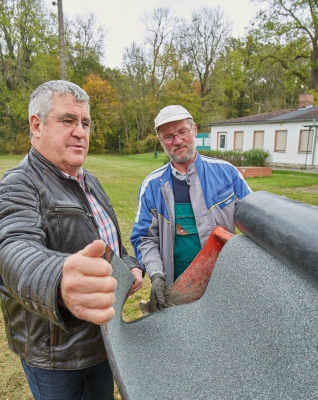 Bürgermeister Lothar Jänsch (li.) und Gemeindearbeiter Ernst Jahnel wissen genau, dass Flickarbeiten am Dach des Sportlerheims schon lange nicht mehr ausreichen.