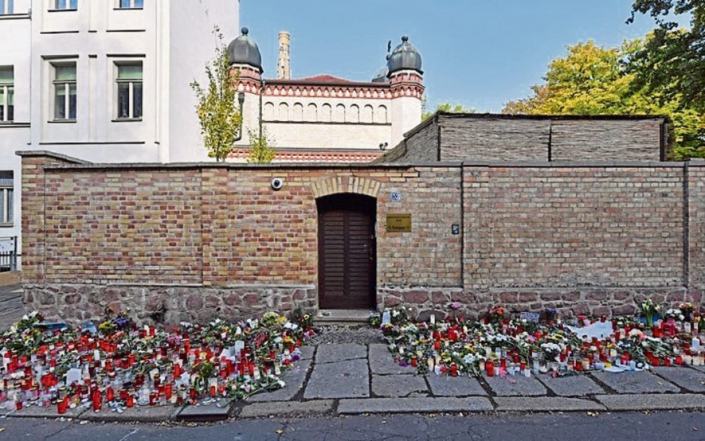 Kerzen stehen vor der Synagoge in Halle im Gedenken an den Anschlag.
