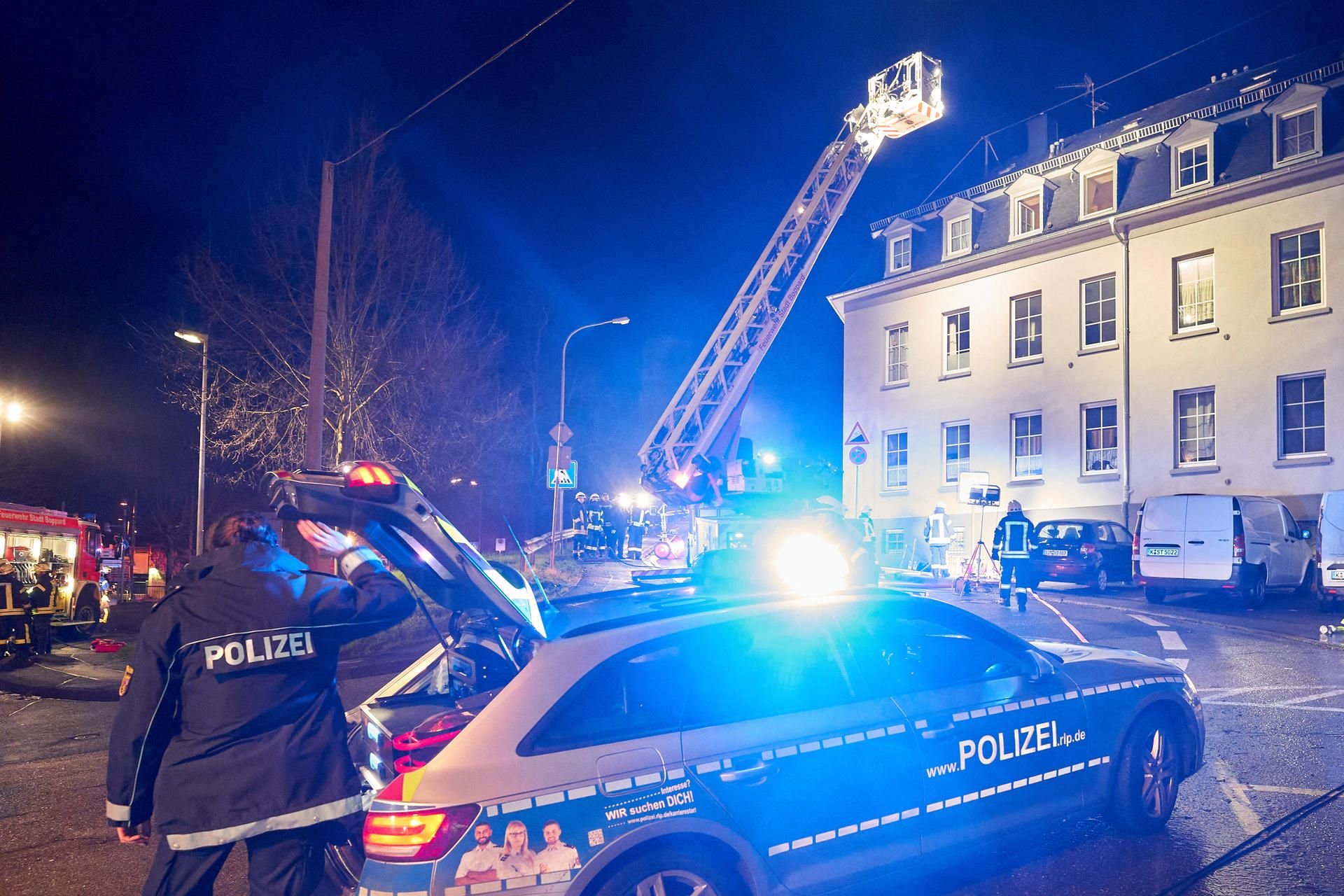Boppard: Nach dem Brand im Keller eines Wohnhauses sind Rettungsdienste, Feuerwehr und Polizei im Einsatz.