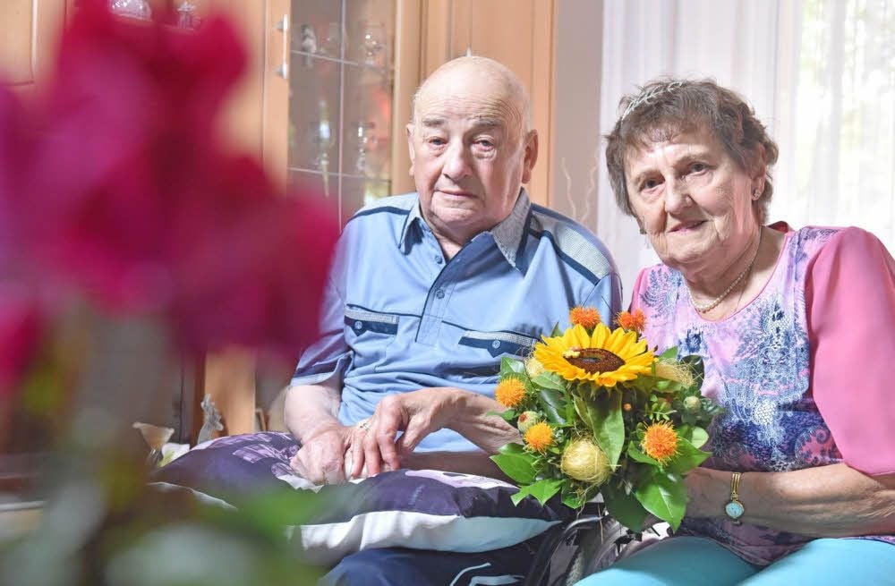 Ruth und Heinz Richter an ihrem 60. Hochzeitstag: Von dem Besucheransturm waren sie überrascht. Es kamen nicht nur Nachbarn und Freunde zum Gratulieren, auch der Kämmerer der Stadt wünschte alles Gute.
