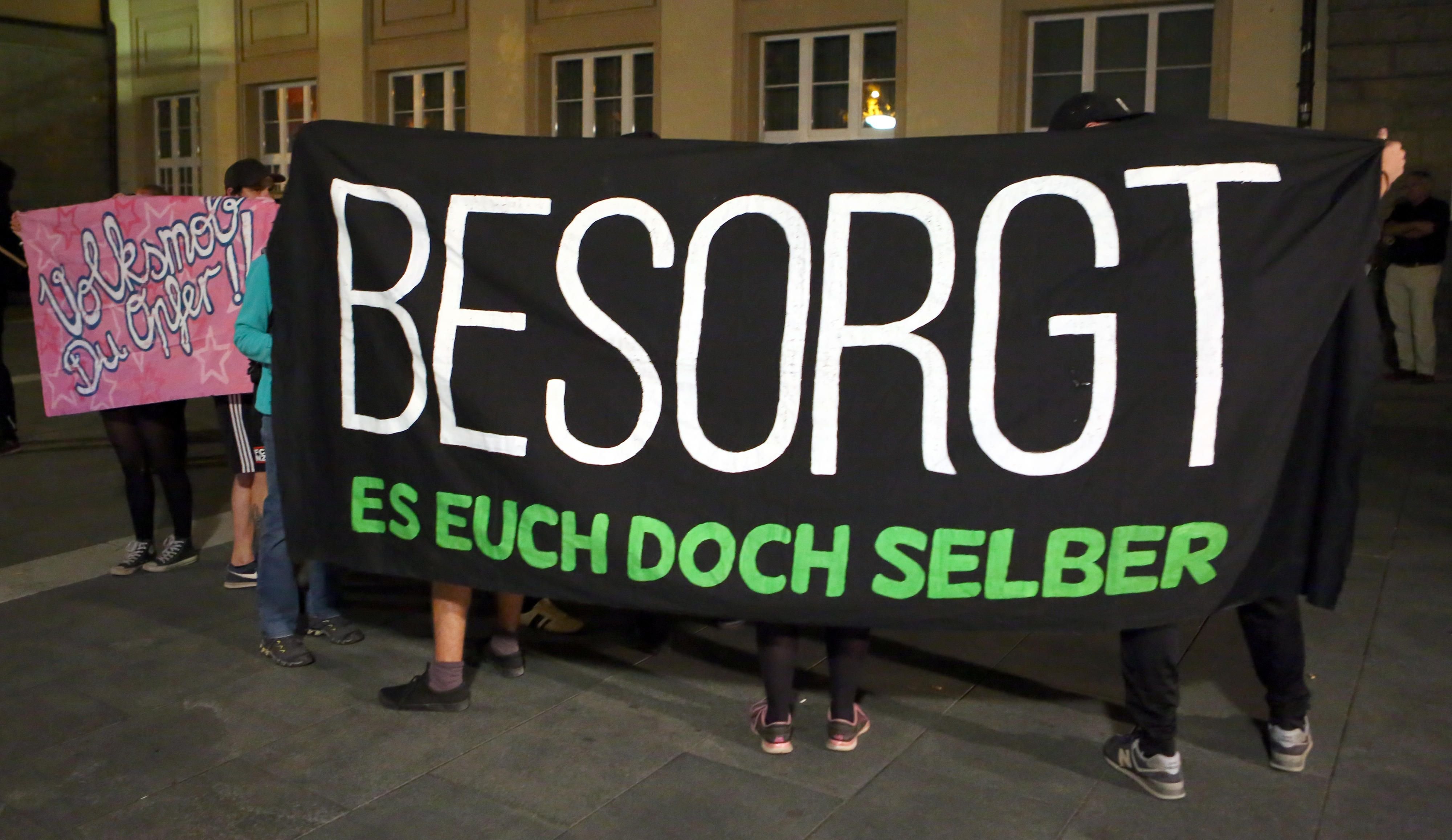 Rechtsextremisten haben zu einer Kundgebung und einem Marsch durch die Innenstadt aufgerufen.