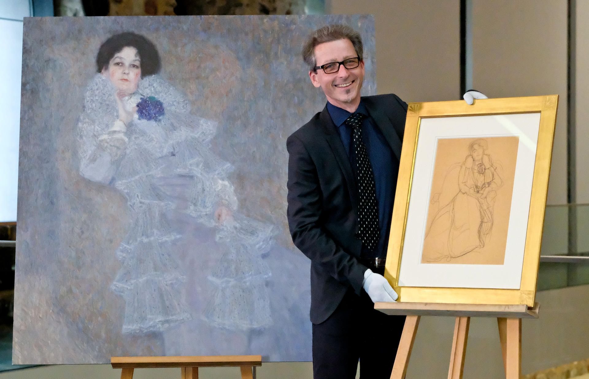 Moritzburg-Chef Thomas Bauer-Friedrich präsentiert das Blatt vor einer Reproduktion des Marie Henneberg-Gemäldes von Gustav Klimt.