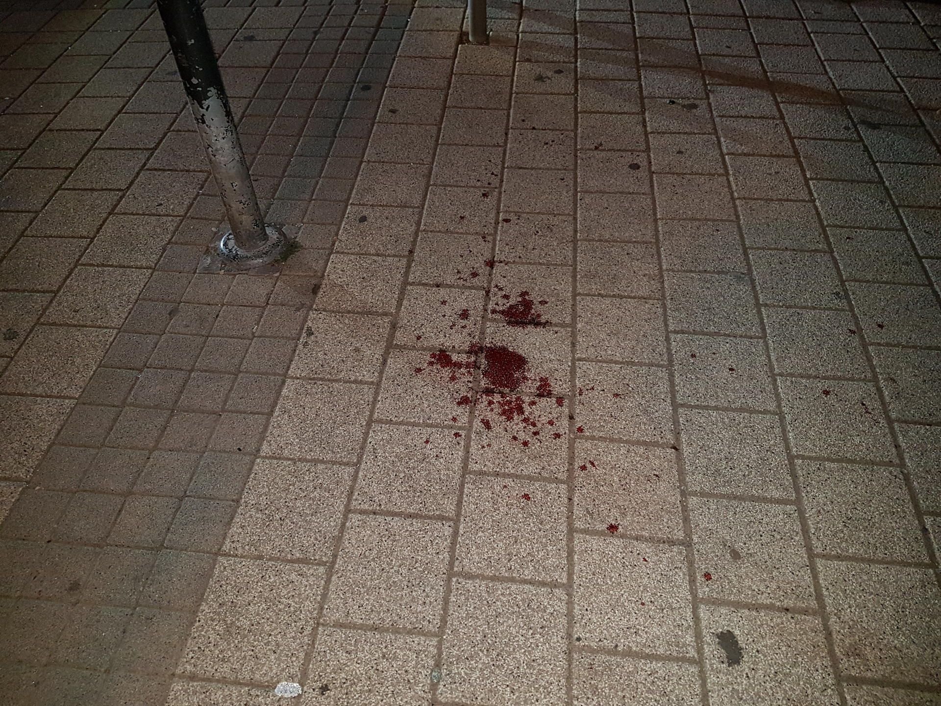Blutiges Zeugnis einer Messerstecherei: Am Treff in Halle wurde ein 35-Jähriger schwer verletzt.