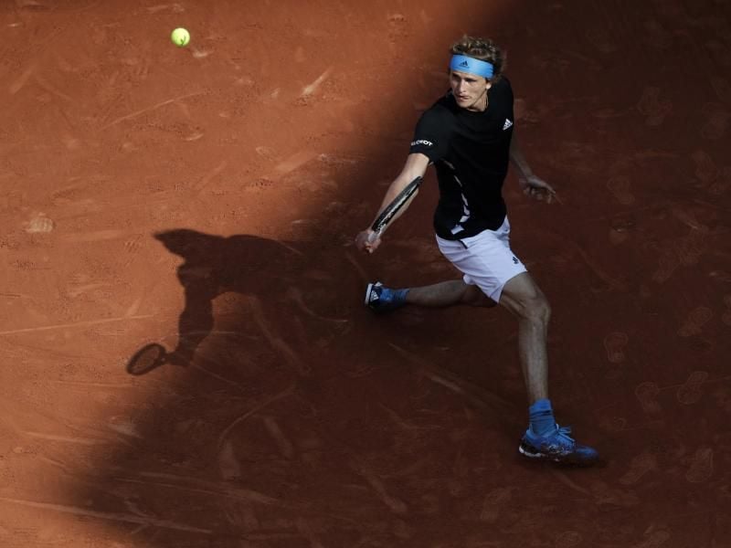 Alexander Zverev trifft im Viertelfinale auf Novak Djokovic. Foto: Pavel Golovkin/AP