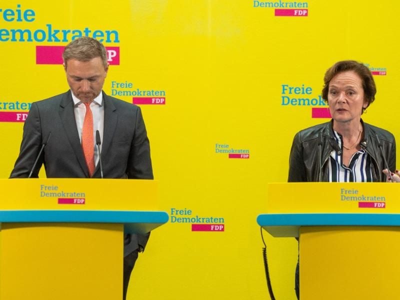 Gesenkte Köpfe: FDP-Chef Christian Lindner und die Hamburger Spitzenkandidatin Anna von Treuenfels-Frowein. Foto: Christophe Gateau/dpa