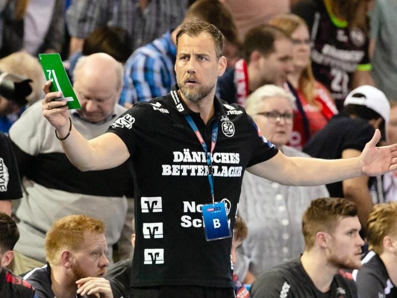 Der Flensburger Trainer Maik Machulla verliert mit seinem Team 25:29 in Veszprem und scheitert in der Champions League. Foto: Frank Molter