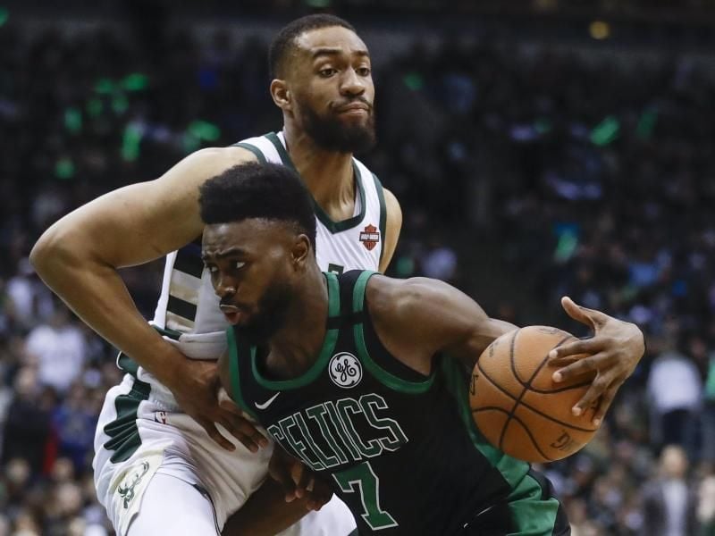 Bostons Jaylen Brown (vorne) zieht gegen Milwaukees Jabari Parker zum Korb. Foto: Morry Gash/AP