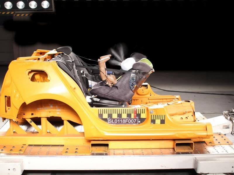Den ersten Kindersitz (i-Size) mit Airbag benoteten die Tester mit „gut”. Beim „Maxi-Cosi Axissfix Air” geben Sensoren in der Sitzhalterung ein Signal weiter, das den Airbag auslöst. Foto: Stiftung Warentest