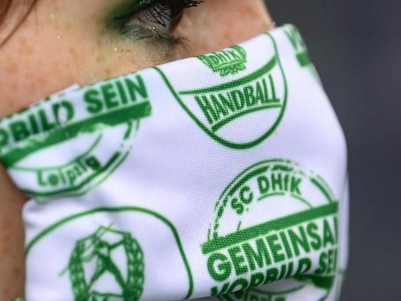 Mittlerweile neun Coronavirus-Fälle wurden beim SC DHfK Leipzig verzeichnet. Eine Cheerleaderin trägt einen Mund-Nasen-Schutz des Vereins. Foto: Hendrik Schmidt/dpa-Zentralbild/dpa