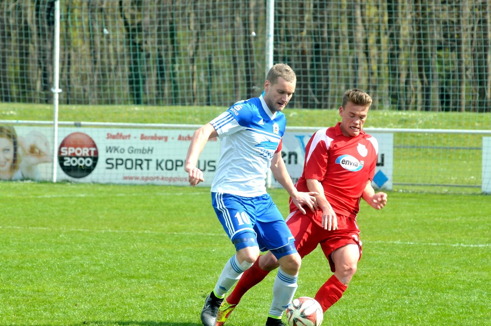 Michael Schmidt (l.) bei einem Spiel vom TV Askania Bernburg in der Fußball-Oberliga.
