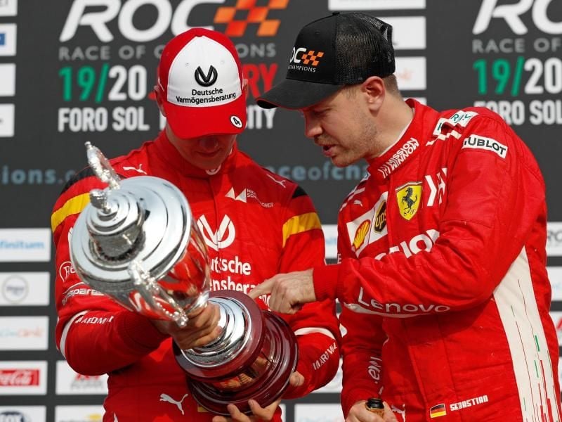 Sebastian Vettel (r) und Mick Schumacher bei der Trophäenverleihung nach dem Race of Champions Nations Cup. Foto: Rebecca Blackwell/AP