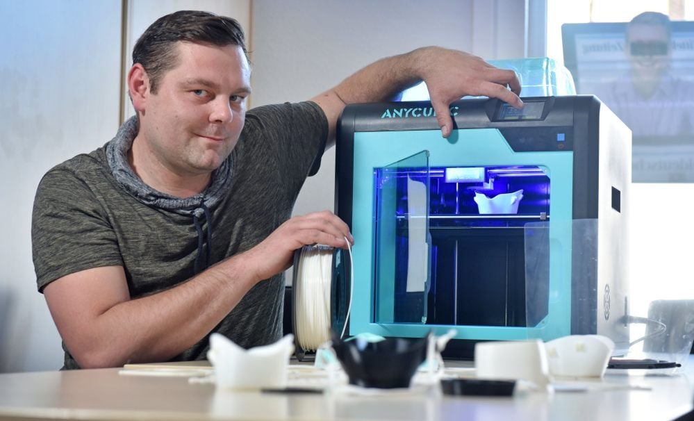 Mit Produkten aus diesem 3-D-Drucker will Raymond Mücke das medizinische Personal unterstützen.