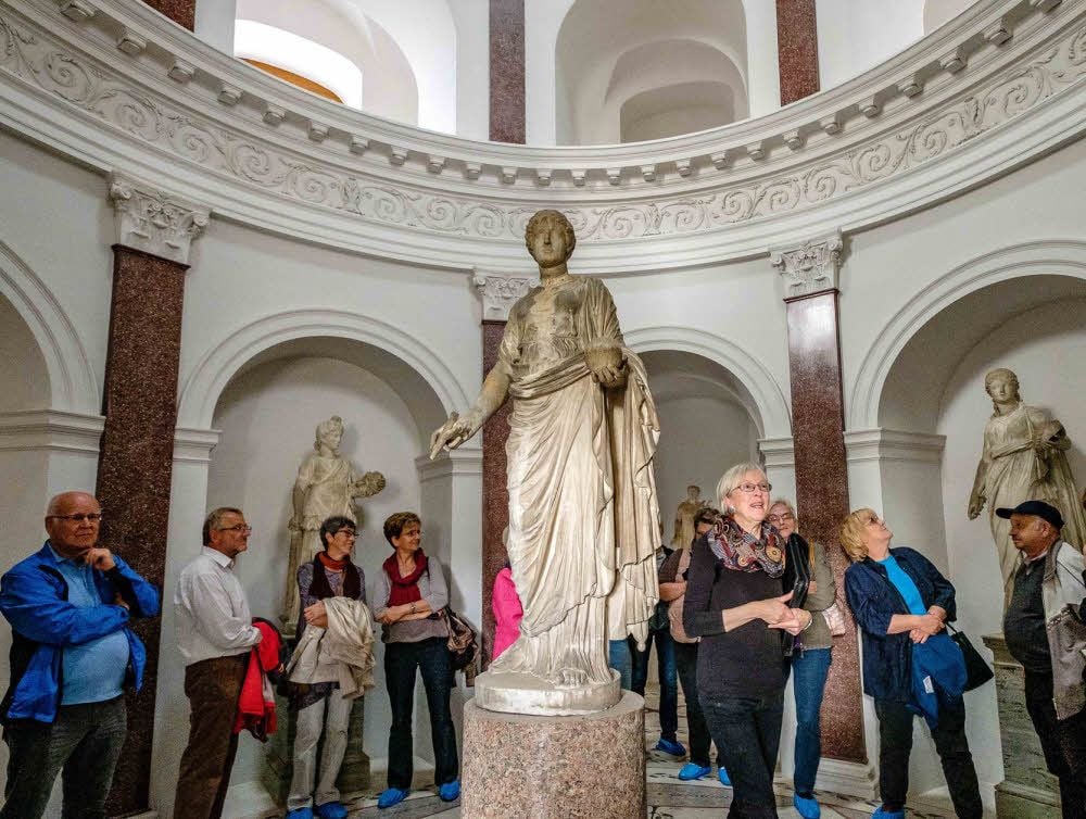 Im Pantheon auf der Krone des Walls im Wörlitzer Park erklärt Annette Scholtka die Versammlung der Musen.