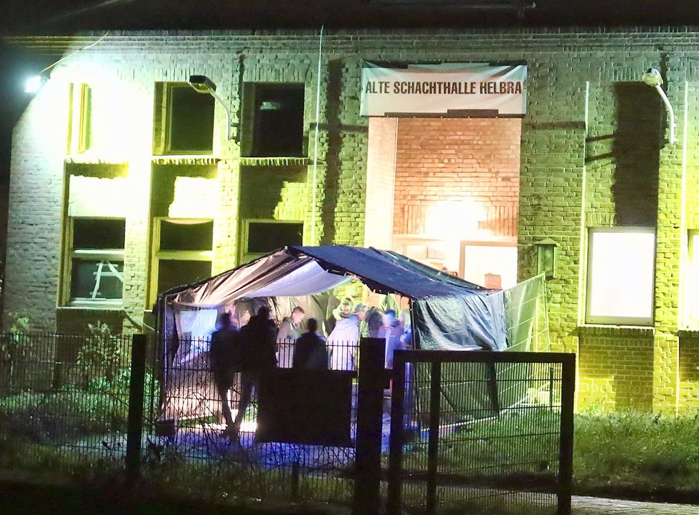 Gäste warten am Sonnabend an der „Alten Schachthalle“ in Helbra auf Einlass zur MDR Sputnik-Heimattour-Party.