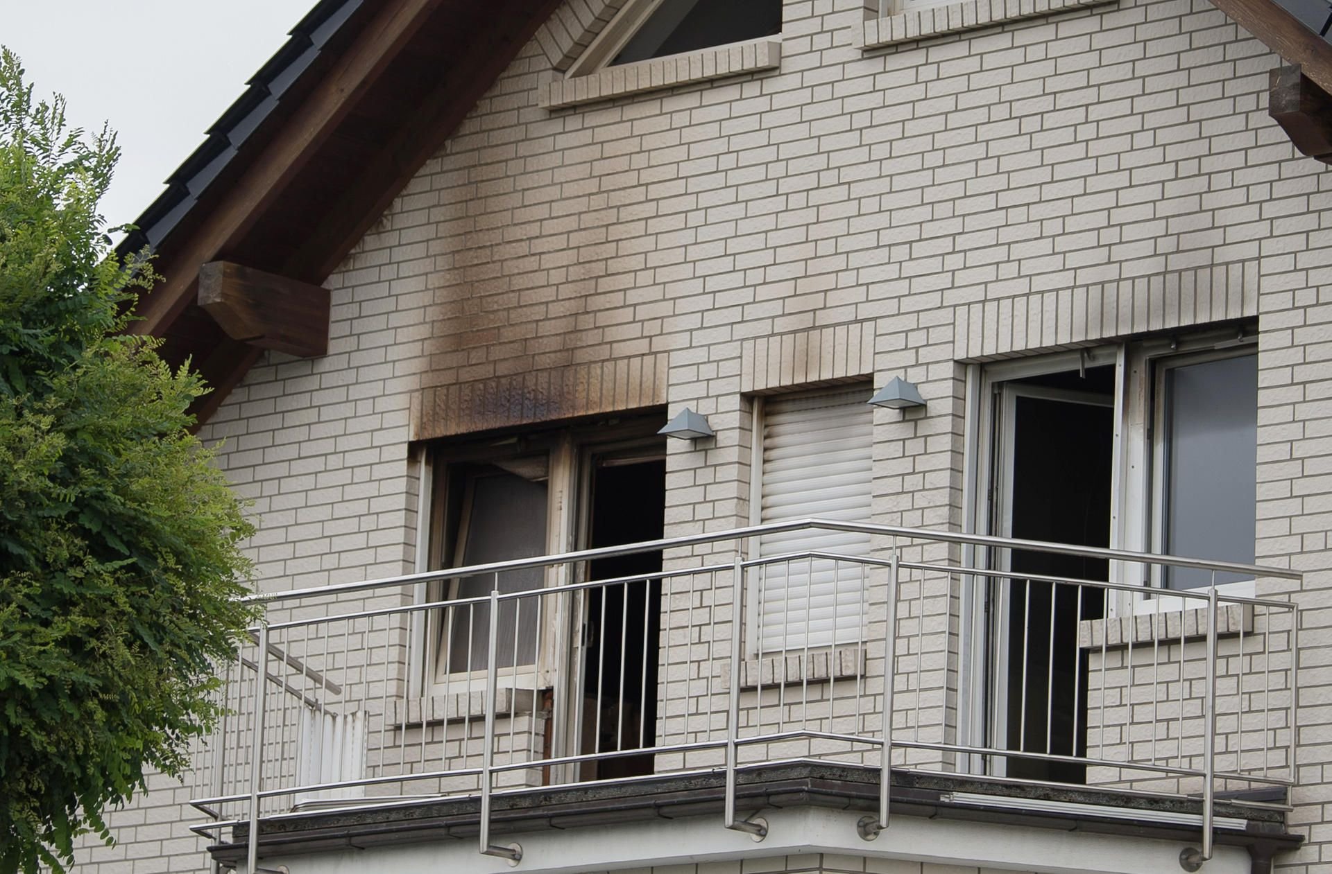 In diesem Einfamilienhaus im südhessischen Mörlenbach sind am Freitagmorgen bei einem Brand zwei tote Kinder geborgen worden.