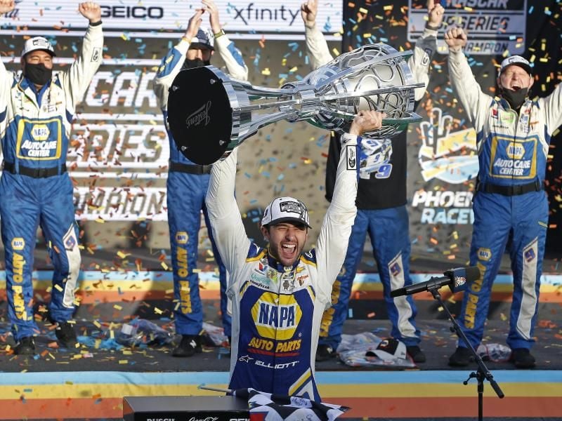 Chase Elliott hält die Trophäe nach dem Gewinn der Meisterschaft in den Händen. Foto: Ralph Freso/AP/dpa