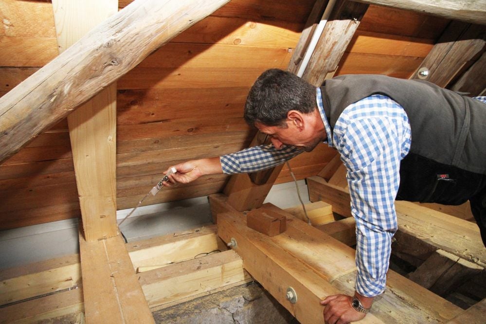 Letzte Handgriffe nach aufwendigen Arbeiten am Dachstuhl der Kirche Burkersroda: Dachdeckermeister Holger Fritzsche vom gleichnamigen Fachbetrieb aus Bad Kösen kontrolliert die Maße.