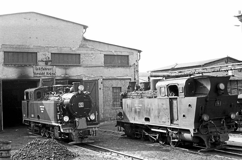 Eine Foto vom 6. April 1990 zeigt die Lok 9 und die Lok 10 vor dem Schuppen der Bahnwerkstatt. Einen Tag später ging die Lok 10 auf Jungfernfahrt.