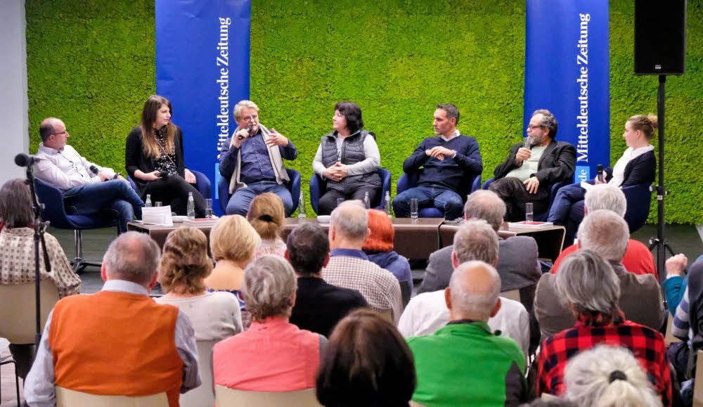 Plaudern beim MZ-Forum über Halles schöne Ecken: Mary Gringer, Rudenz Schramm, Mandy Rauchfuß, Andreas Wels und Matthias Brenner (v. l.)