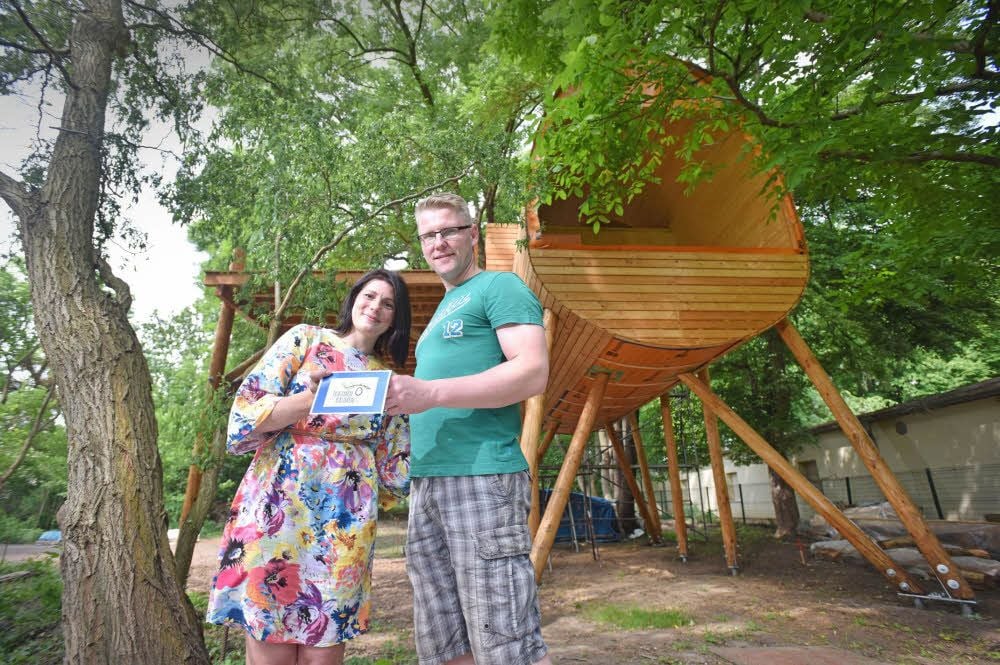Manuela und Christian Schröter geben ihren Traum vom Stelzenhaus nicht auf - der soll nun im Oktober wahr werden.