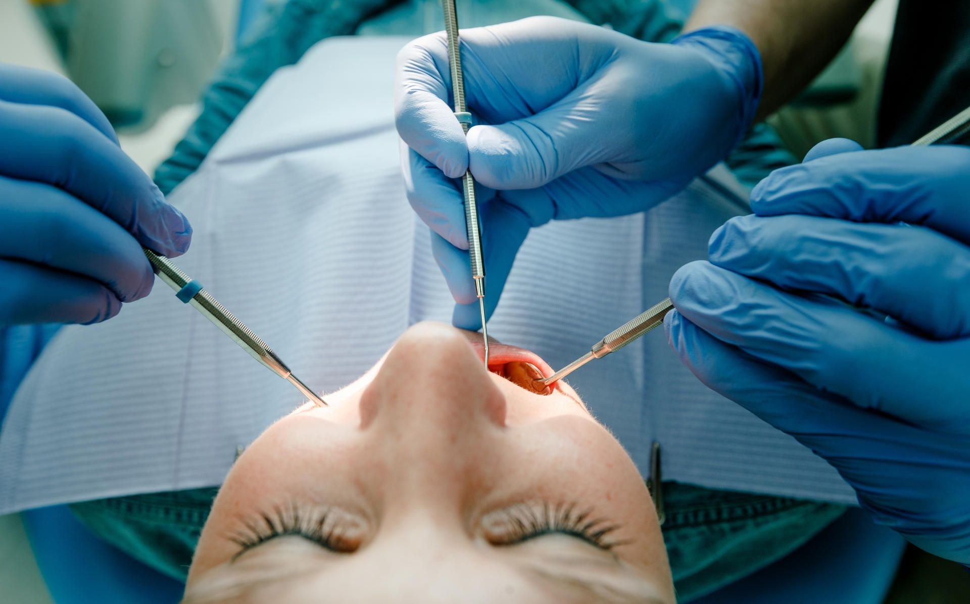 Bitte mal weit aufmachen? Auf nicht notwendige Besuche beim Zahnarzt verzichten Patienten in Corona-Zeiten besser.