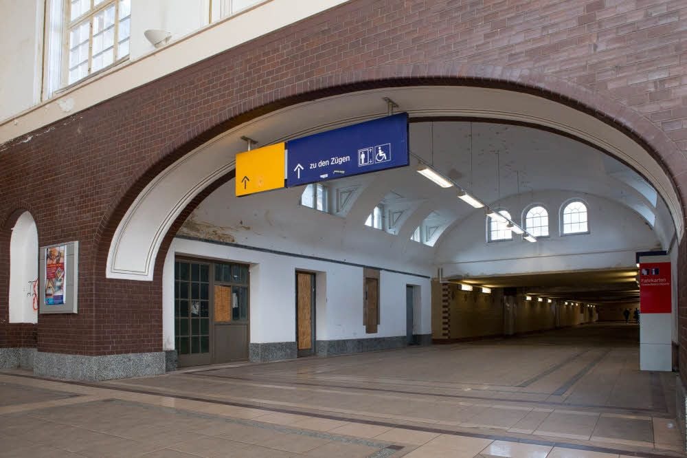 Seit Jahren sind die Türen auf dem Zeitzer Bahnhof, hinter denen sich hier auf der linken Seite die Toilettenanlage befand, vernagelt.