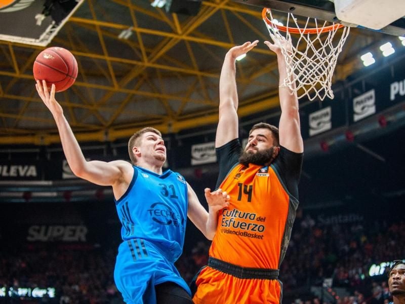 Valencias Bojan Dublejvic verteidigt gegen ALBA-Profi Rokas Giedraitis (l). Foto: Francesc Juan/AFP7