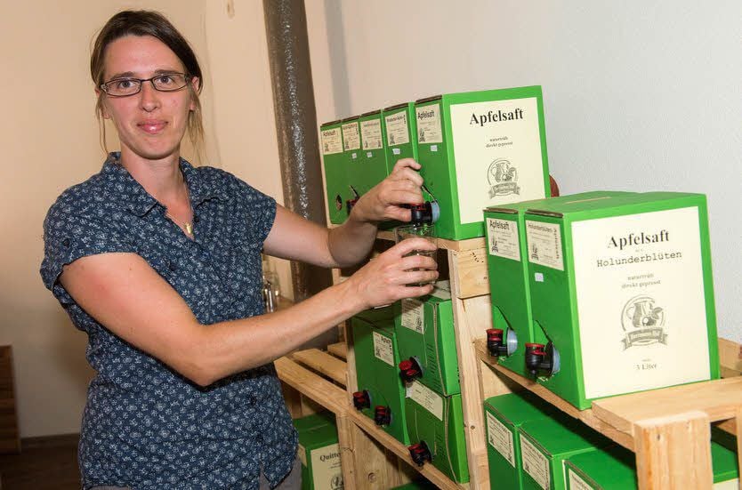 Apfelsaft ist nicht gleich Apfelsaft: Kerstin Herrmann zapft das Endprodukt.