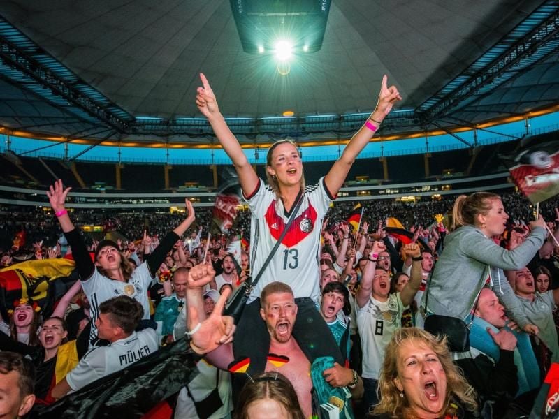 Die deutschen Fans bejubeln beim Public Viewing den Siegtreffer des DFB-Teams. Foto: Andreas Arnold