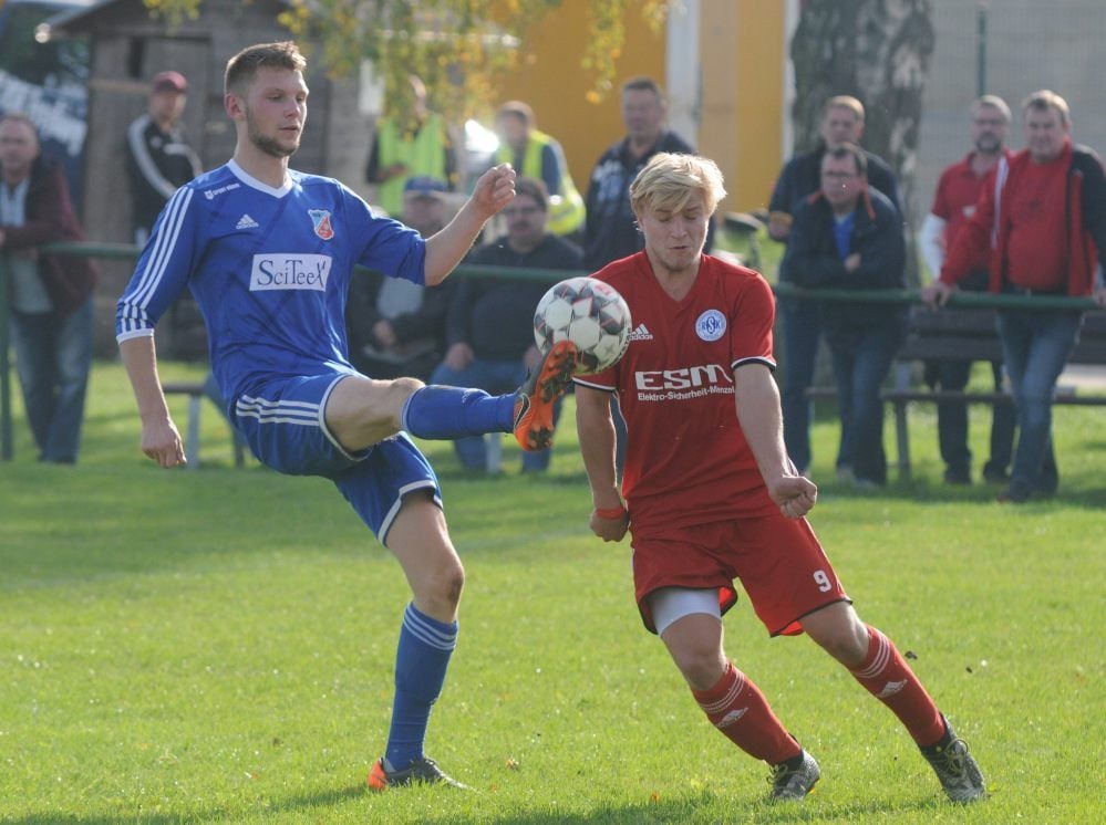 Zweikampf: ESV-Spieler Eddi Oberreich (l.) gegen Leo Apolle.