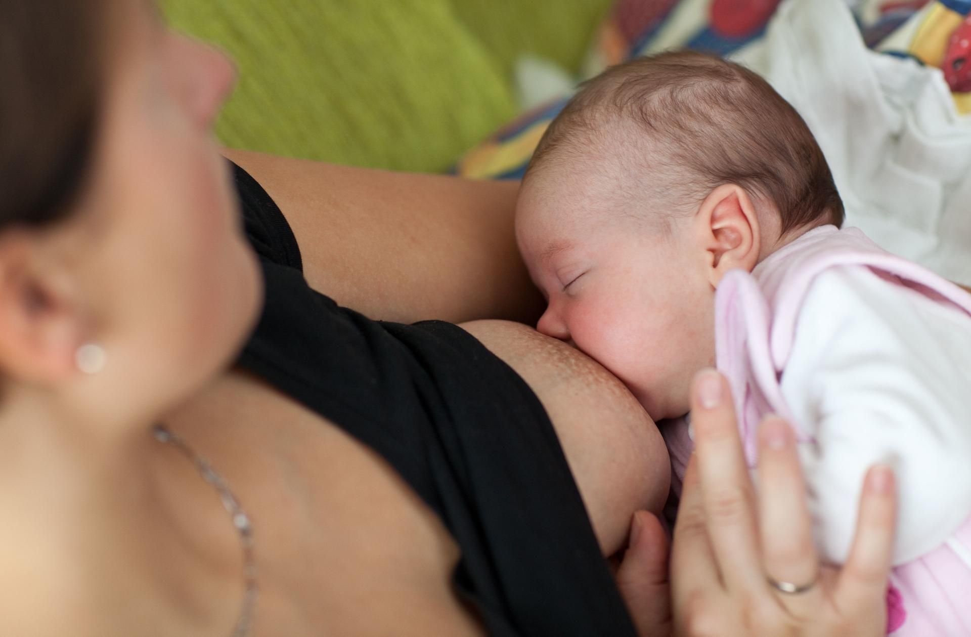 Ein Baby trinkt an der Brust seiner Mutter. Ist das in der Öffentlichkeit 2019 noch ein Aufreger? (Symbolbild)