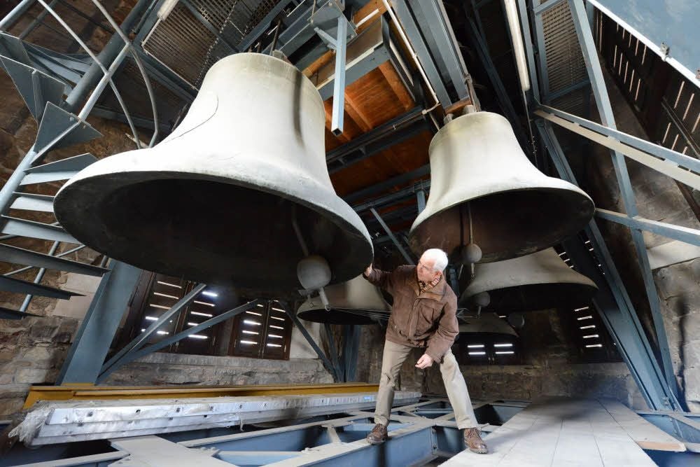 Gotthard Voß, Vorsitzender des Förderkreises „Glockenspiel Roter Turm“, inmitten des Glockenspiels