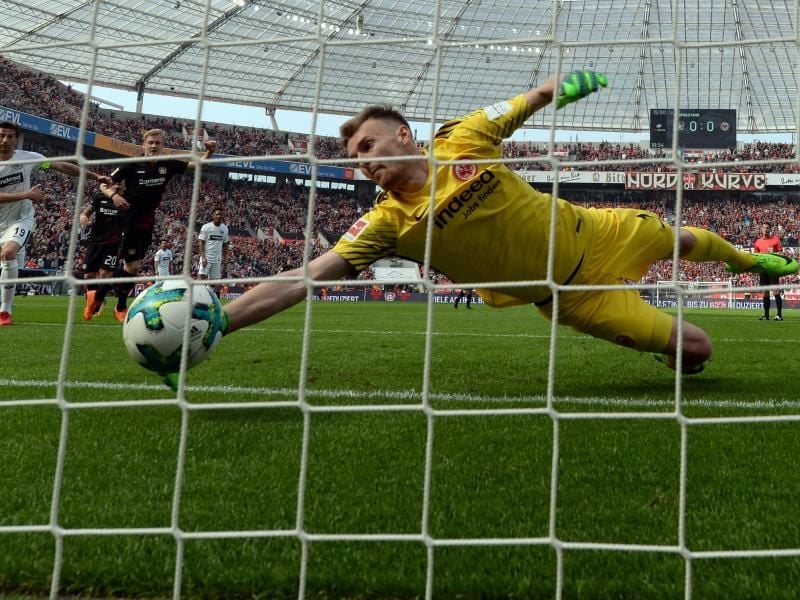 Frankfurts Torwart Lukas Hradecky springt zum Ball. Foto: Federico Gambarini/Archiv