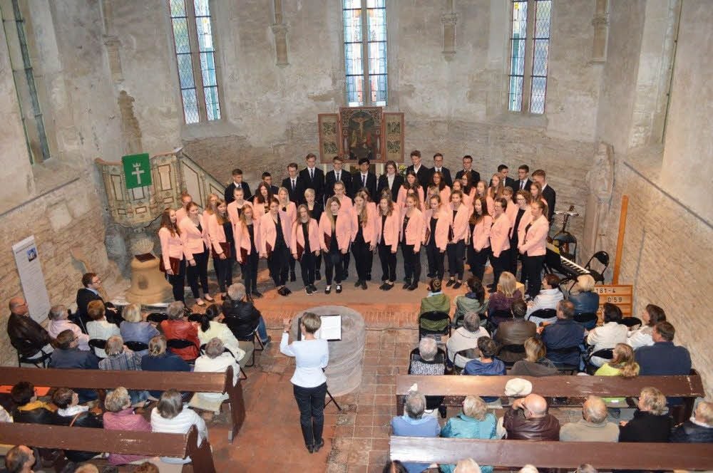 Der Chor des Schollgymnasiums bei einem Auftritt in der Marienkirche Sangerhausen.