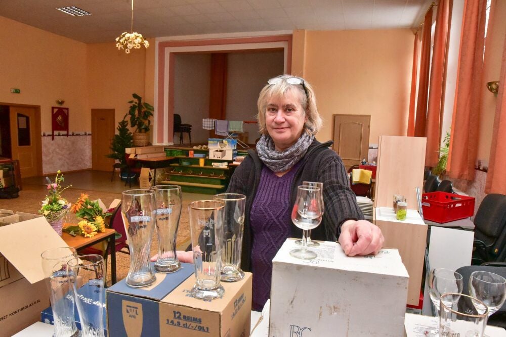 Christine Schiffner hat den Überblick: Geschirr, Gläser, Tischwäsche, Lampen und Inventar der Gaststätte Obstmustergarten stehen zum Verkauf.