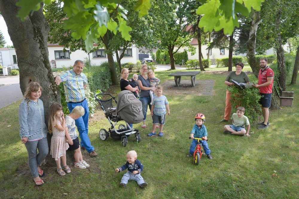Für ihre Kinder und Enkelkinder wollen unter anderem Markus Tilgner, Maria Niehoff, Christina Tilgner, Kornelia Klaus und Andy Lautner (von links) für den Spielplatz am Ernst-Thälmann-Platz kämpfen. Sie sammeln Geld für neue Geräte.