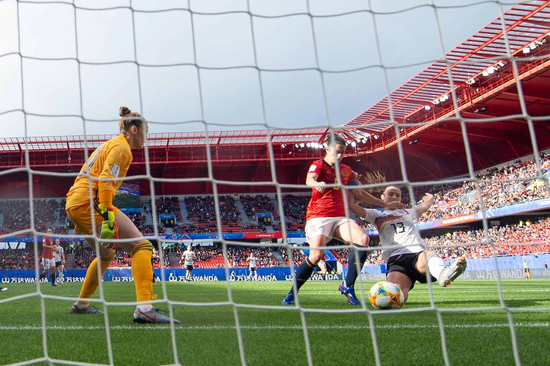 Sara Däbritz (r.) schießt das Tor zum 1:0 neben Spaniens Torhüterin Sandra Panos und Marta Torrejon.