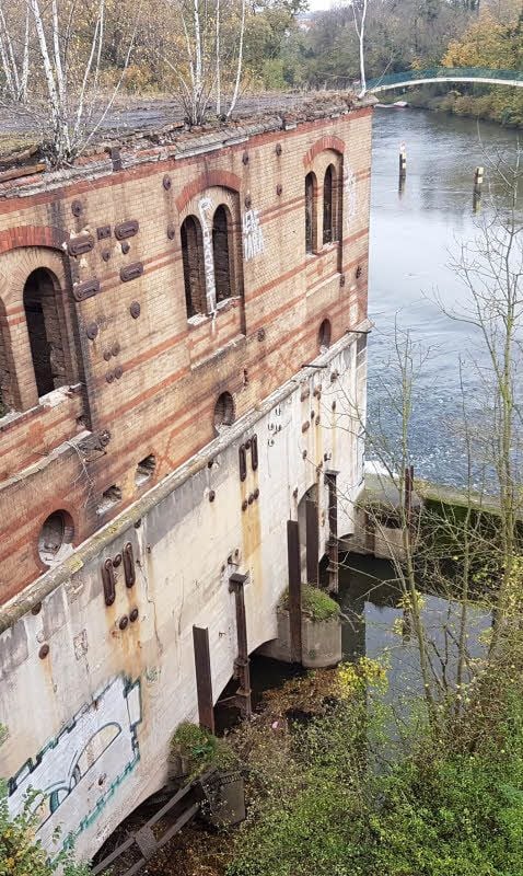 Unter dem Haus werden Kanäle freigelegt und Turbinen betrieben.