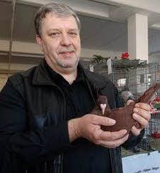 Stephan Haftendorn mit einer roten Spaniertaube