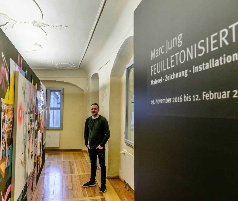 Marc Jung an seiner Installation im Cranach-Haus. Eröffnet wird die Ausstellung am Freitag.