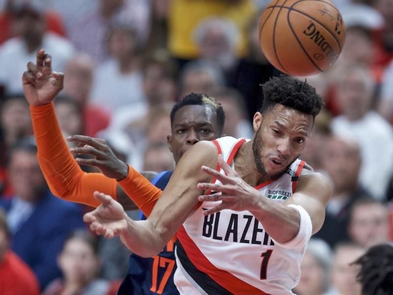 Oklahomas Dennis Schröder hat gegen Portlands Evan Turner das Nachsehen. Foto. Craig Mitchelldyer/AP Foto: Craig Mitchelldyer