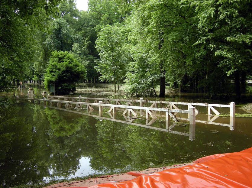 Im Jahr 2013 standen sie tagelang unter Wasser, nun werden sie saniert: die Holzbrücken des Luisiums im Dessau-Wörlitzer Gartenreich. Auch die Südtorbrücke wird von der Kulturstiftung Dessau-Wörlitz instand gesetzt.