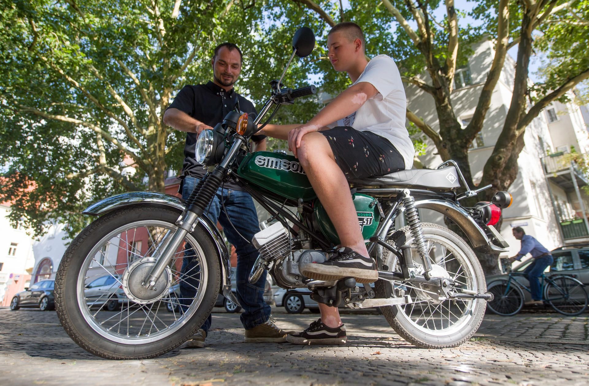Toni Kahnert (r), Fahrschüler aus Halle, unterhält sich mit Fahrlehrer Marco Rauchhaupt auf einer Simson S51.